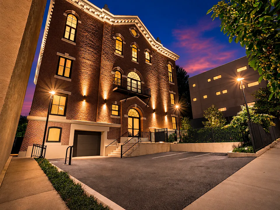 The Roe at Manayunk Apartments and Townhomes
