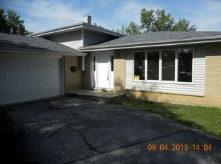 17W668 Concord Pl, Darien, IL 60561