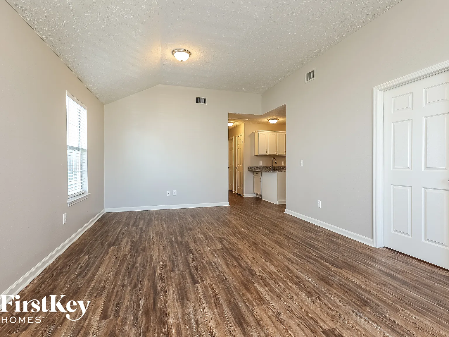3 bed, 2.0 bath, 1084 sqft, $1,620 — Photo 3
