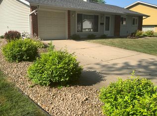 560 Briarcliff Ln, Hoffman Estates, IL 60169