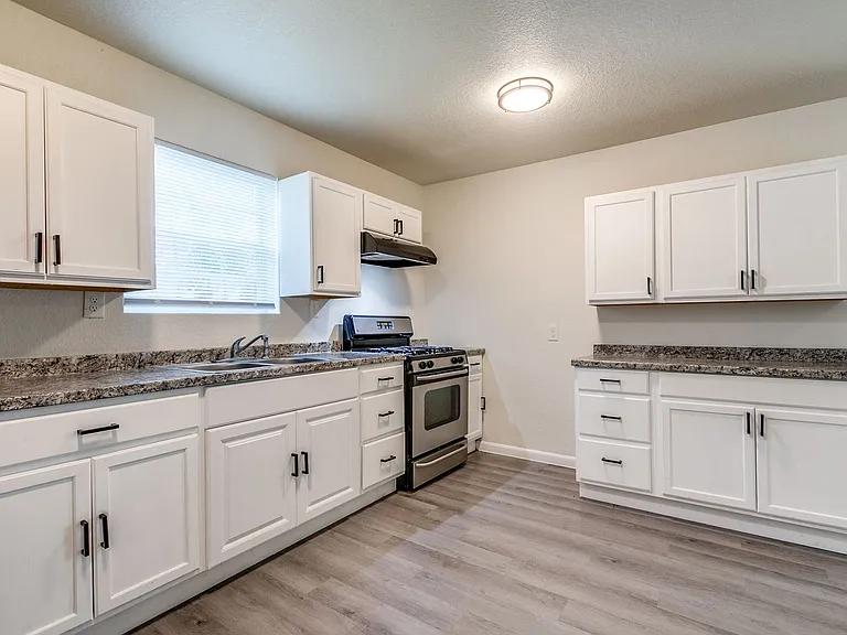 Elmwood Triplex — Photo 11