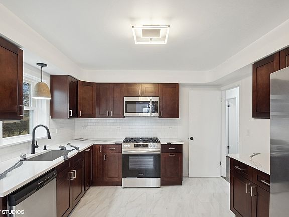 4th image of 7246 W Oakton St