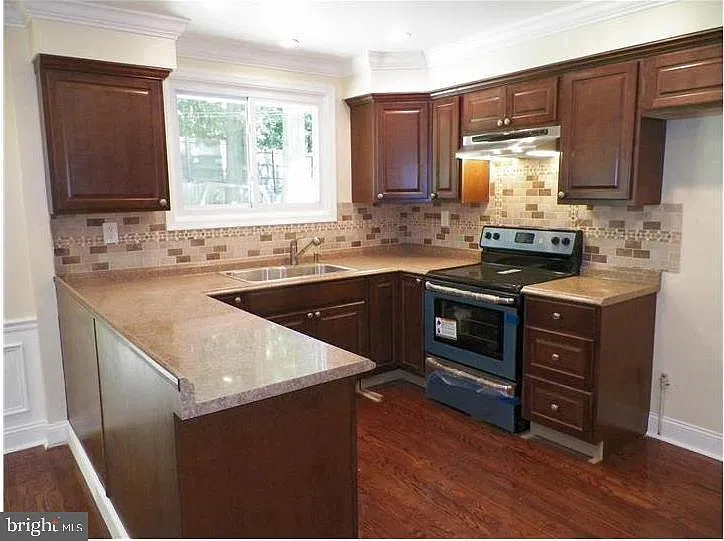 6 bed, 3.5 bath, 2790 sqft, $4,300 — Photo 3