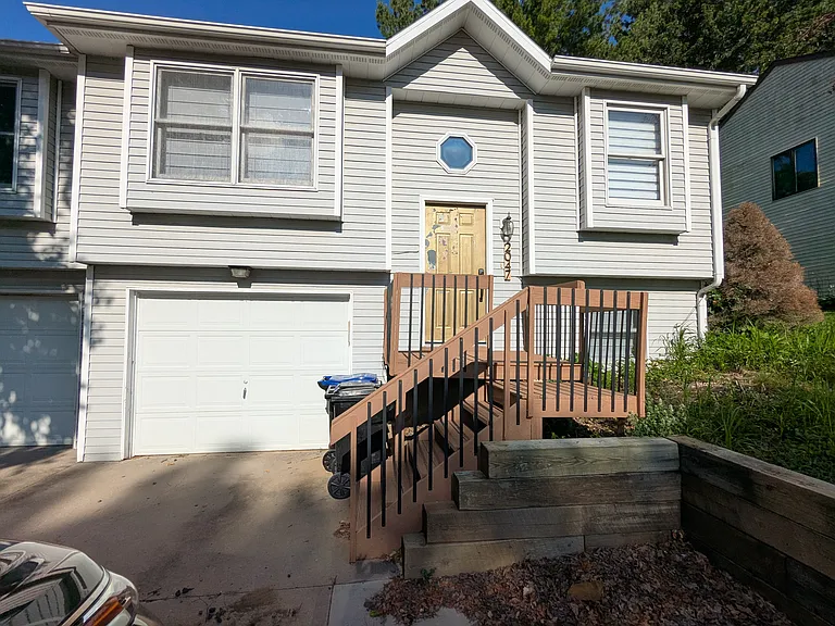 2047 S Ridge Dr — Photo 2