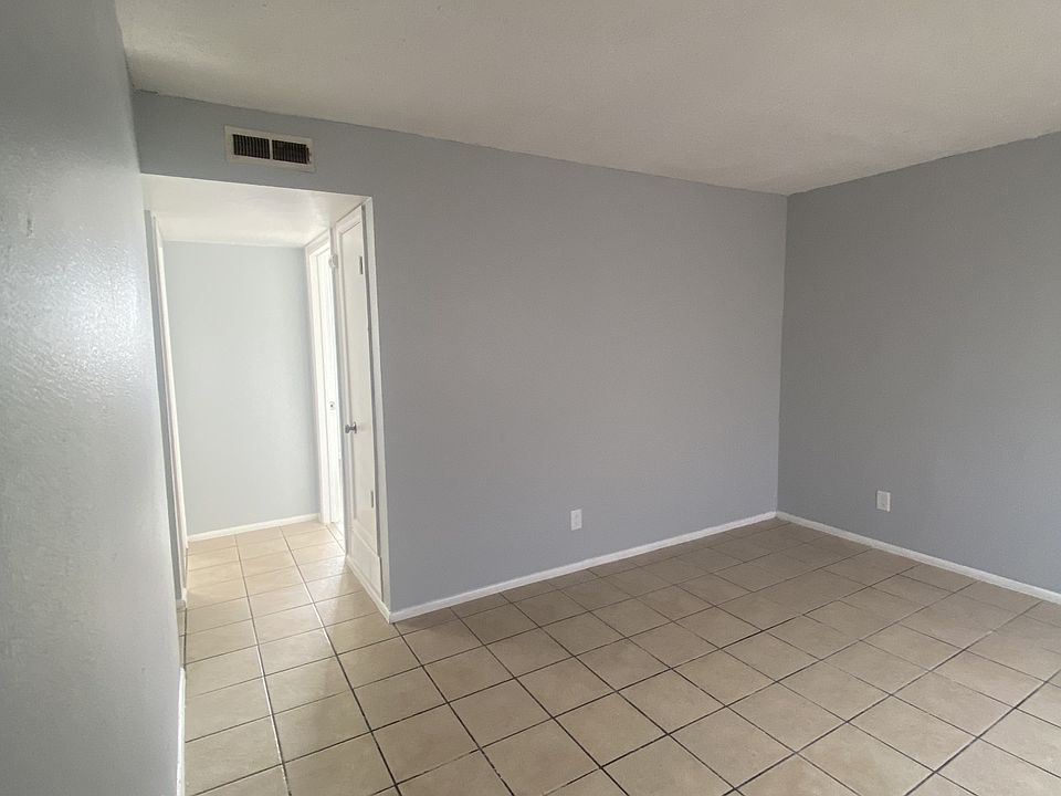 1st image of 320 Vermont St NE #4
