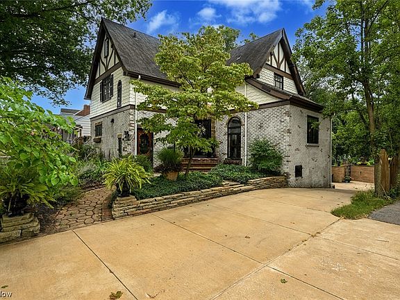 3rd image of 2416 Grant Ave