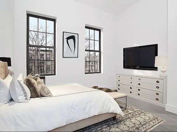 3rd image of 967 Willoughby Ave APT 3R