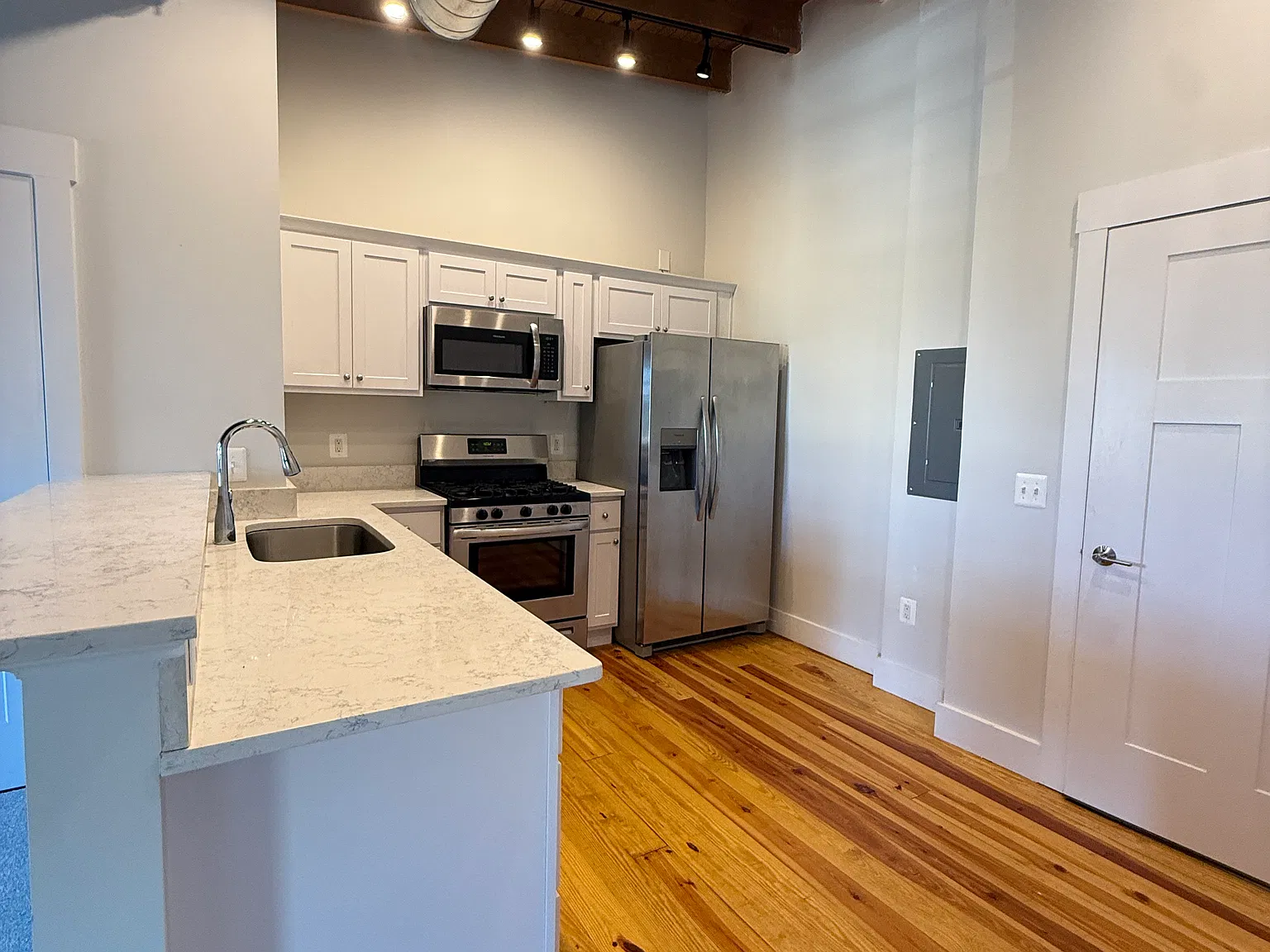 2 bed, 1111 sqft, $2,250 — Photo 2