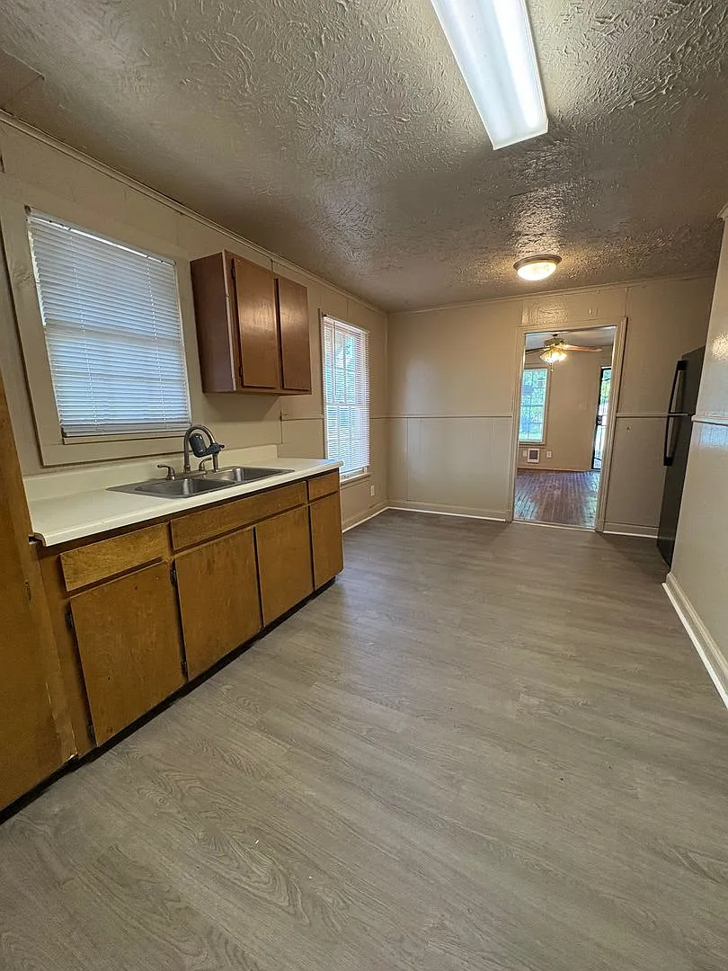 Nice 4 bedroom/1 bath house with Oven & Refrigerator! — Photo 4