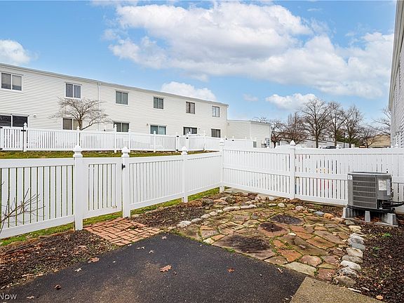 3rd image of 282 Deepwood Dr