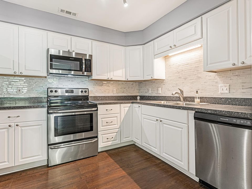 Gourmet Kitchen w/ Stainless Appliances