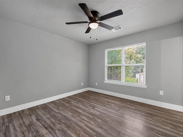 2321 Lakehurst Dr — Photo 12