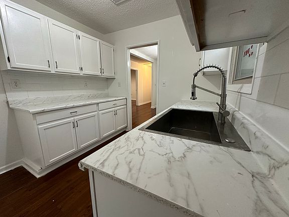 5th image of 3535 Farwood Dr