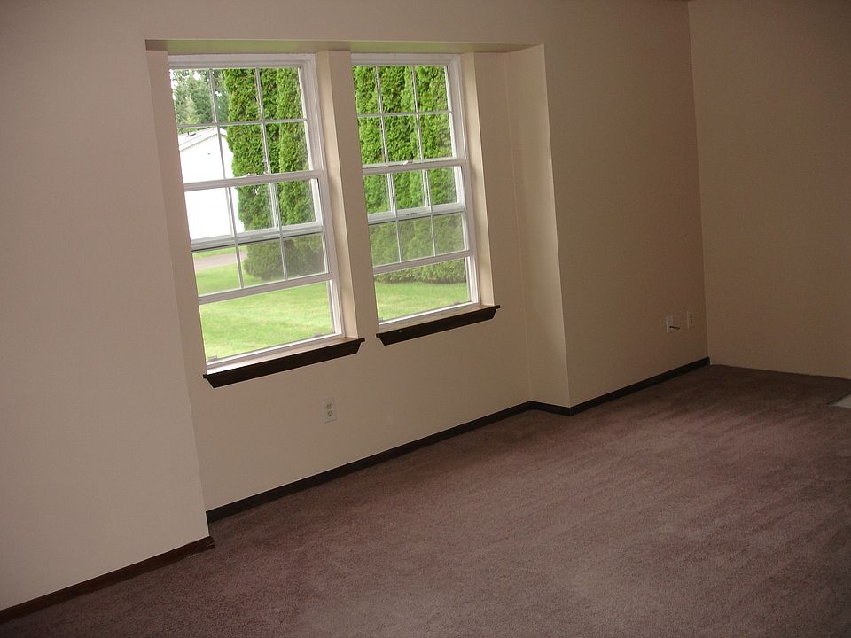 2nd image of 8131 To 8133 116th St E