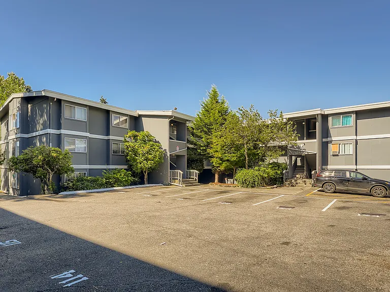 Sunset View Apartments — Photo 22