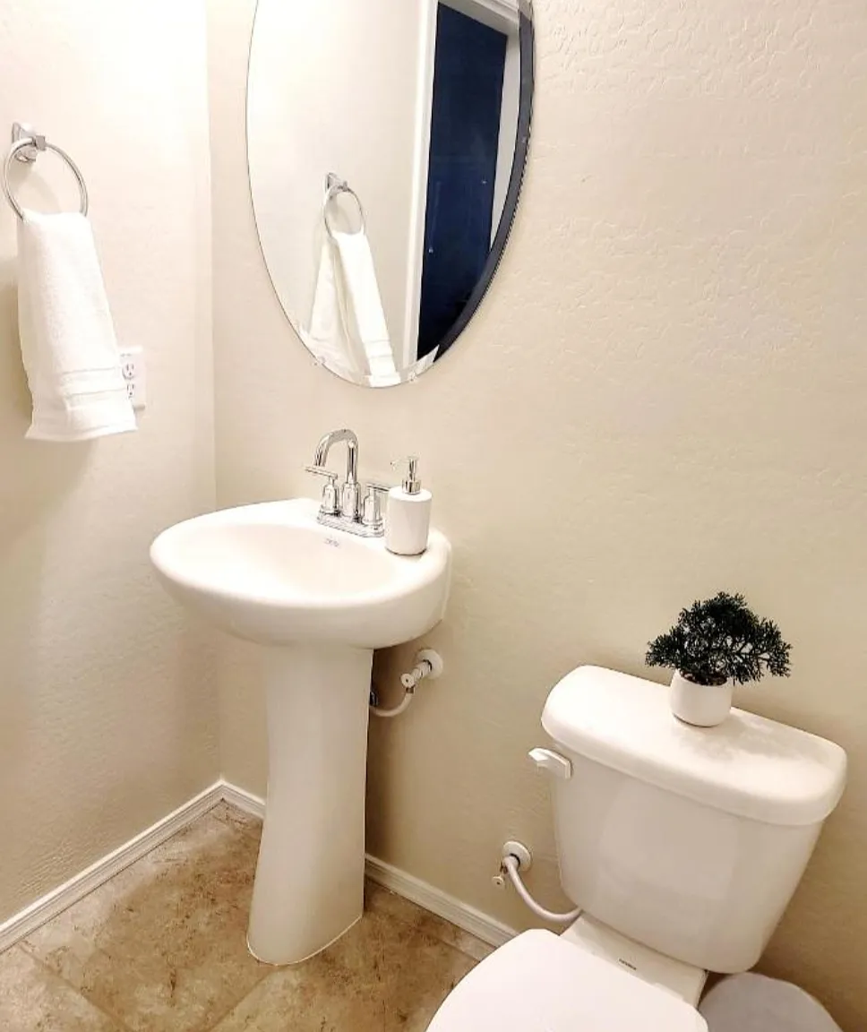 5 bed, 3.5 bath, 2684 sqft, $3,200 — Photo 2