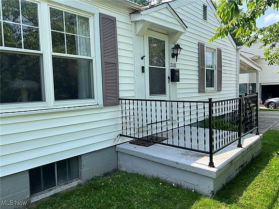 2nd image of 208 Park St