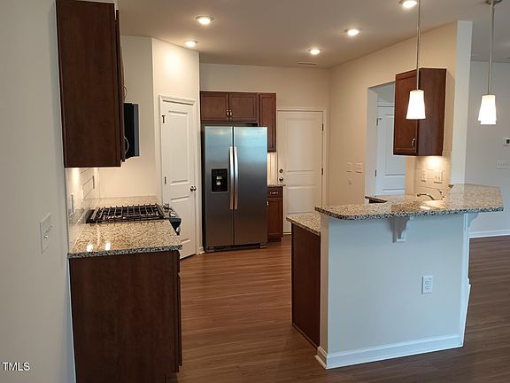 4th image of 136 Eagleson St