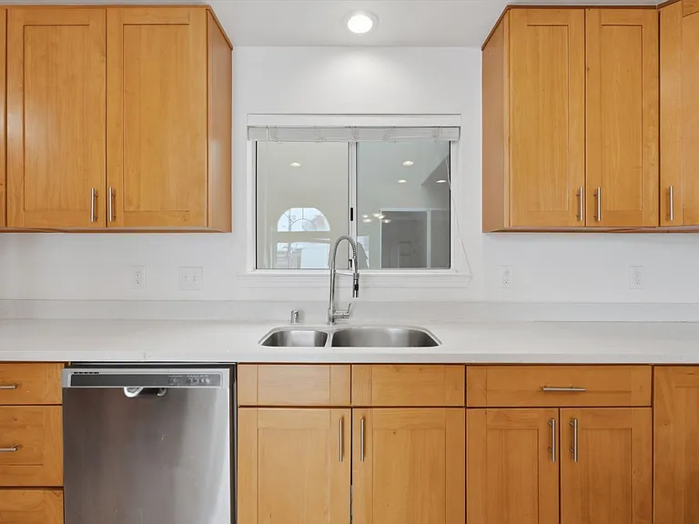 67 Wellington Ave — Photo 6