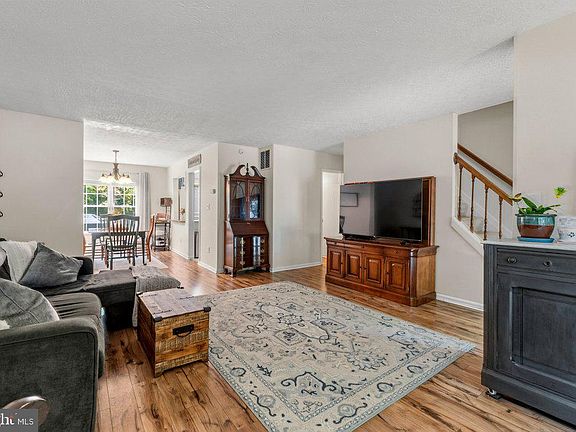 4th image of 863 Ellicott Dr