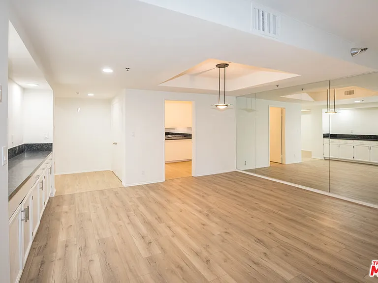 410 S Barrington Ave #205 — Photo 8