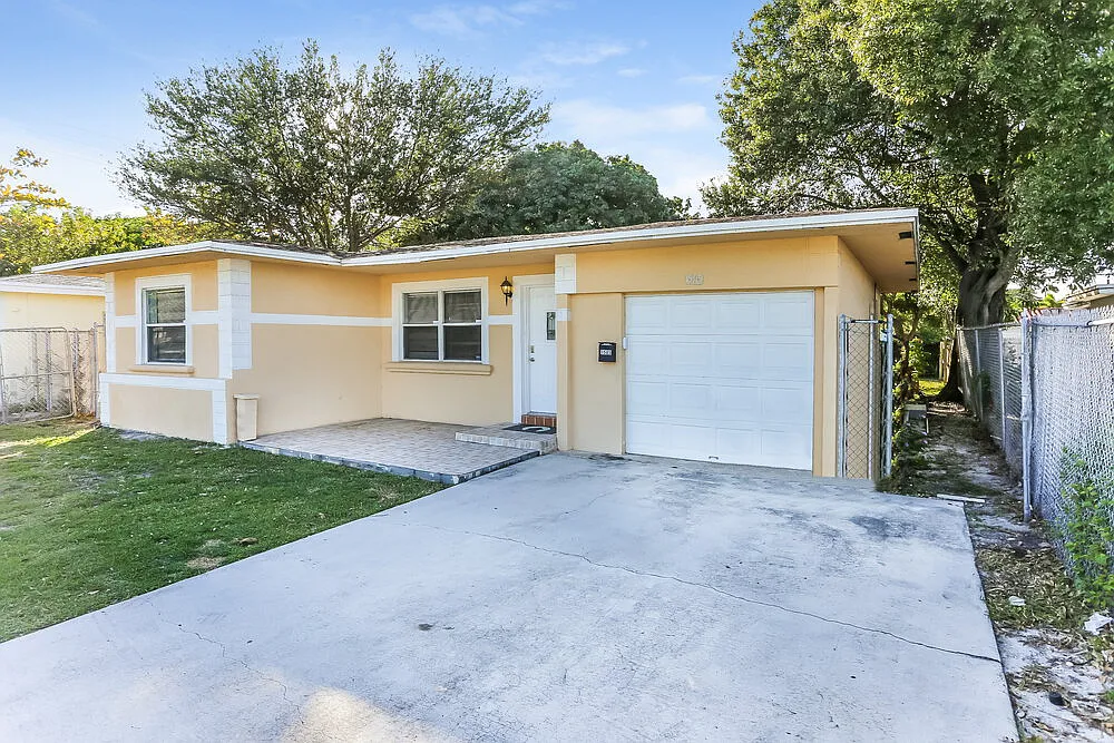 2 bed, 1.0 bath, 1007 sqft, $2,325 — Photo 1