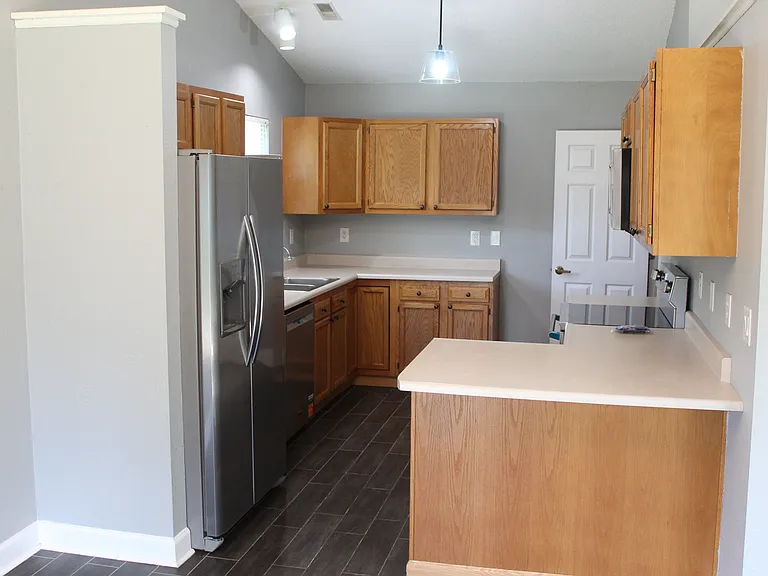 612 Woodfield Cir — Photo 6