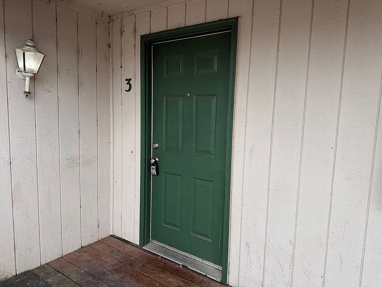 165 SW Kalmia St. — Photo 2