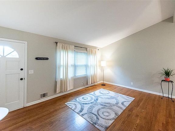2nd image of 431 Monterey Ave
