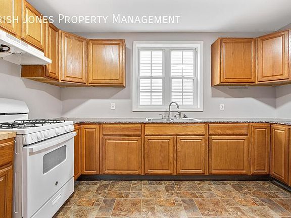 4th image of 381 Fargo Ave #1
