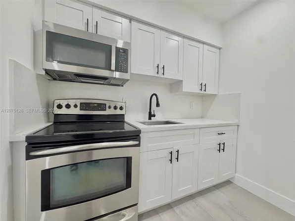 417 NW 2nd Ave, Hallandale, FL