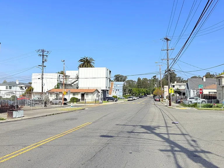 6207-6215 Macarthur Blvd — Photo 9