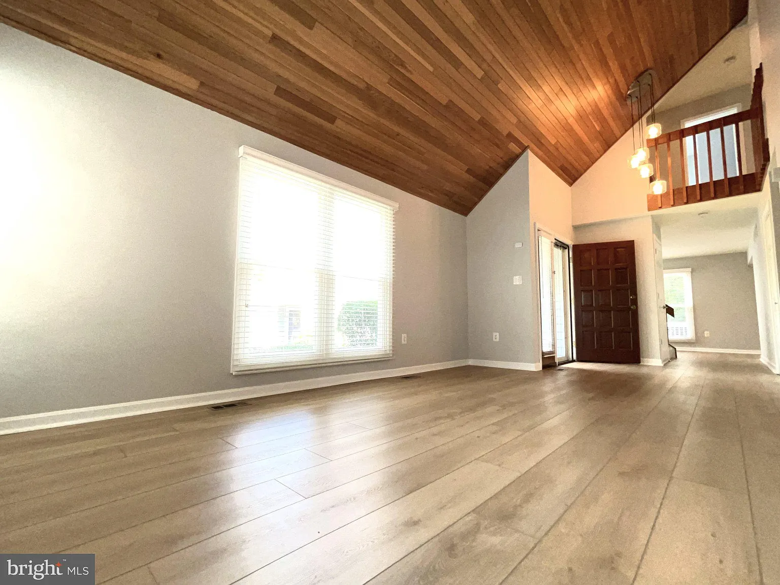3 bed, 2.5 bath, 1865 sqft, $3,300 — Photo 3