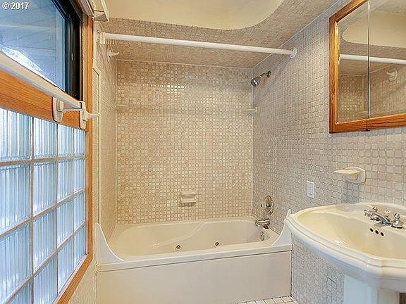 Master Bath Suite with Jetted Tub