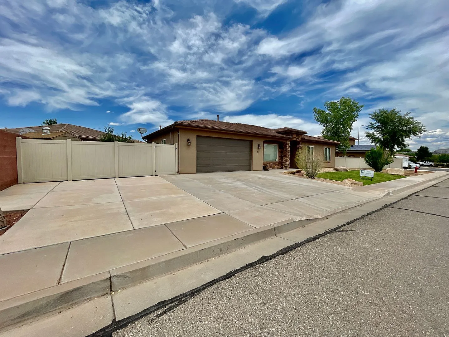 Pet-Friendly Three Bedroom Home in Riverside Heights — Photo 2