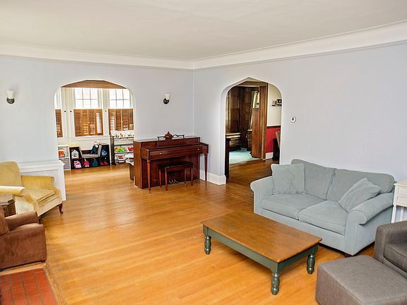3rd image of 162 Iris Ave