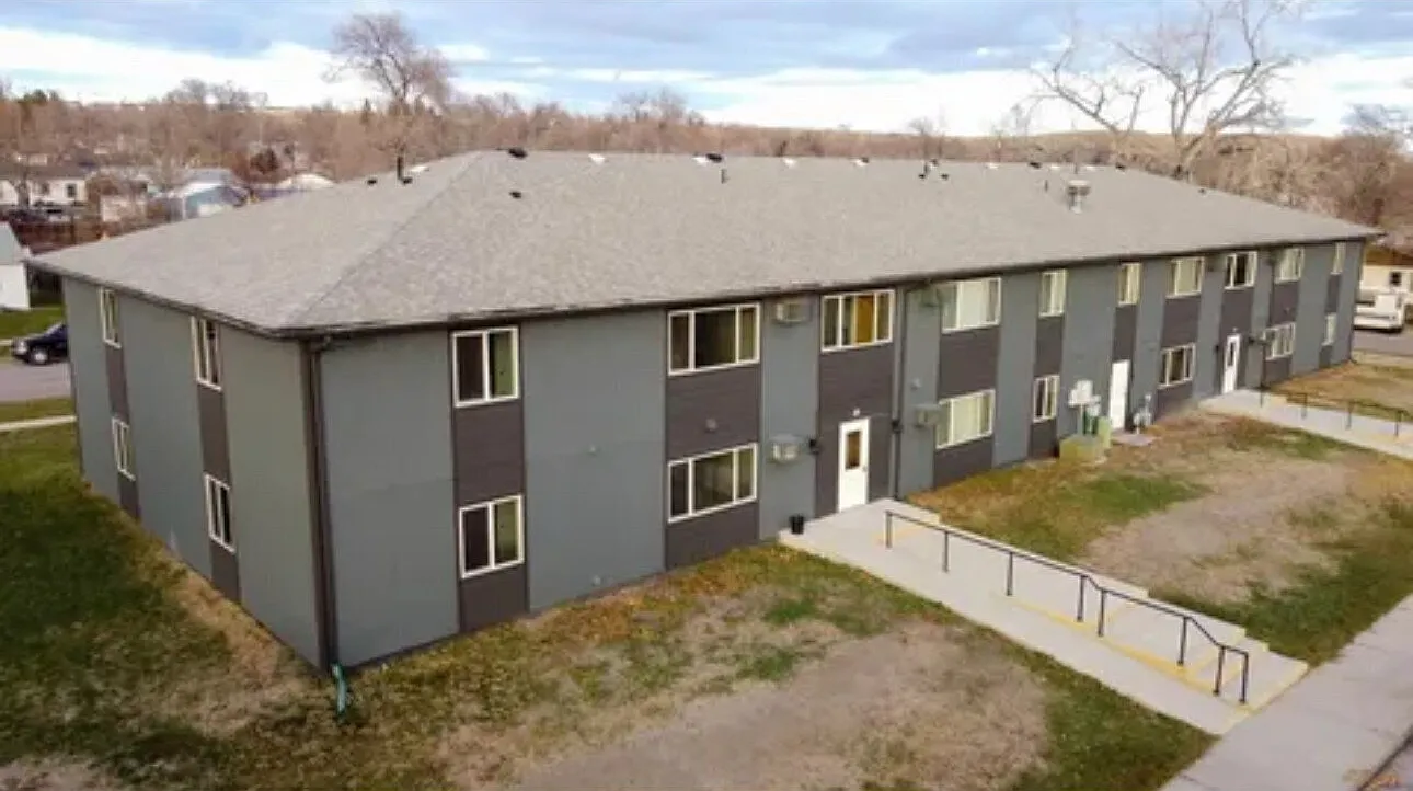 2 bed, 869 sqft, $945 — Photo 2