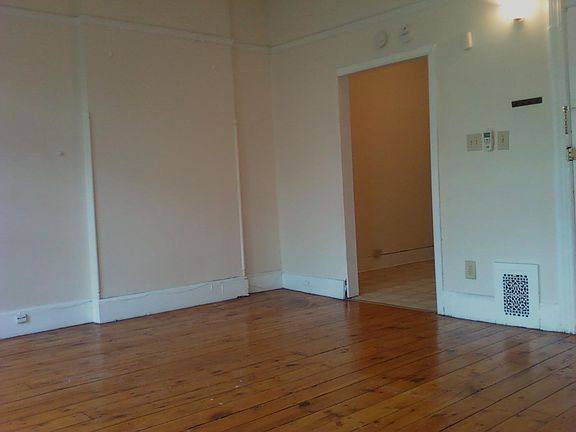 Living room and kitchen entrance / unfurnished