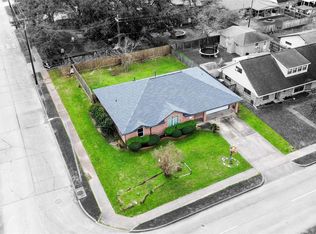 330 E Edgebrook Dr, Houston, TX 77034