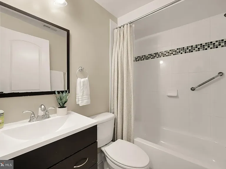 1813 Kilbourne Pl NW #B — Photo 9