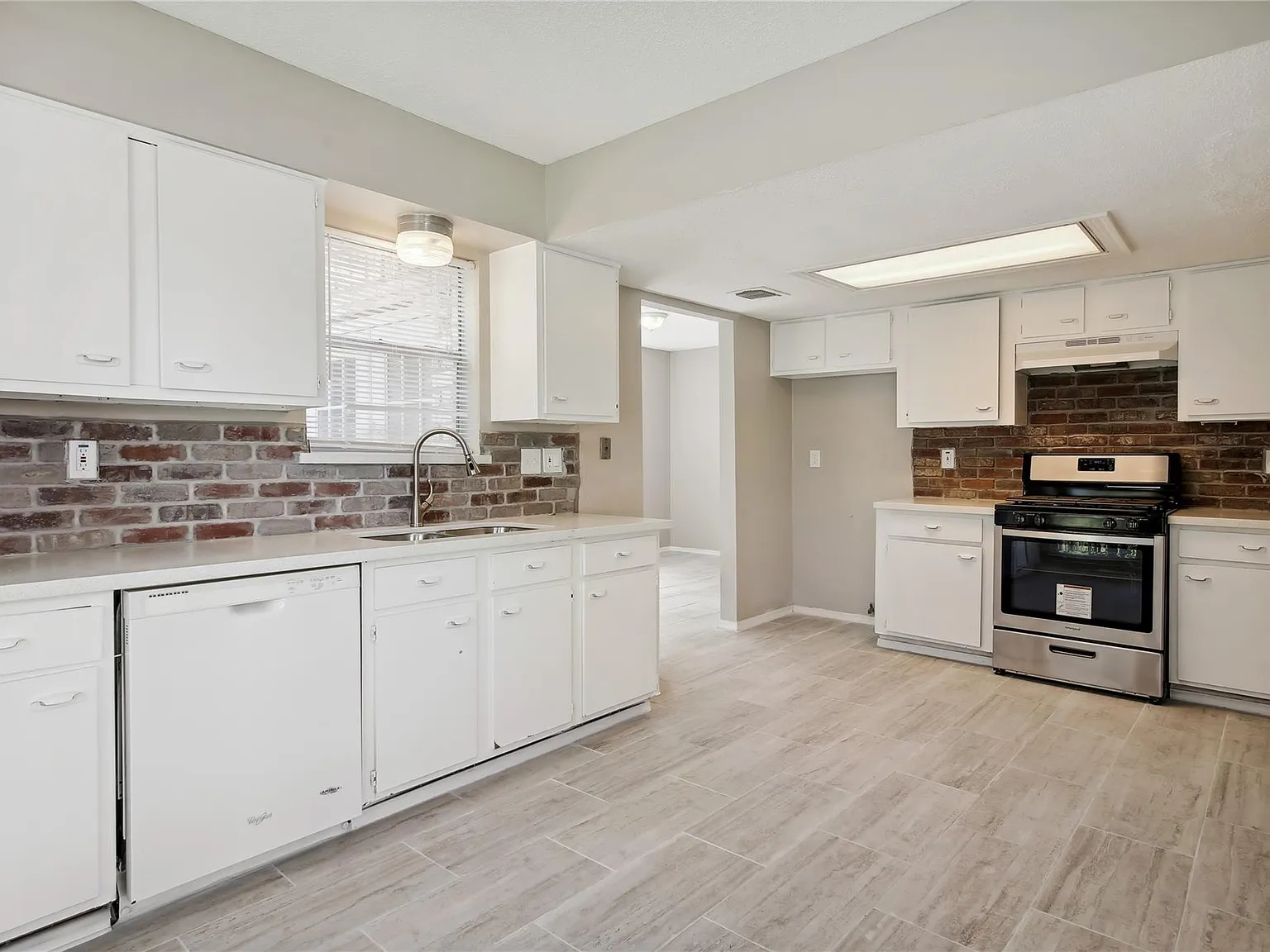 3 bed, 2.5 bath, 1782 sqft, $1,795 — Photo 2