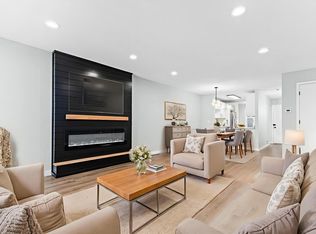 570 Woodhill Dr APT 60, Roseville, MN 55113