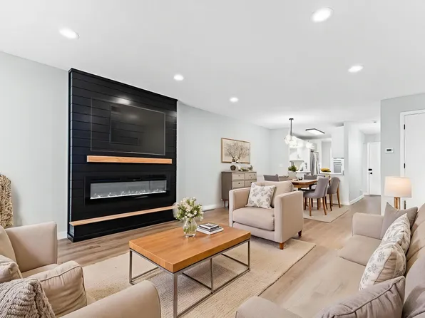 570 Woodhill Dr APT 60, Roseville, MN 55113