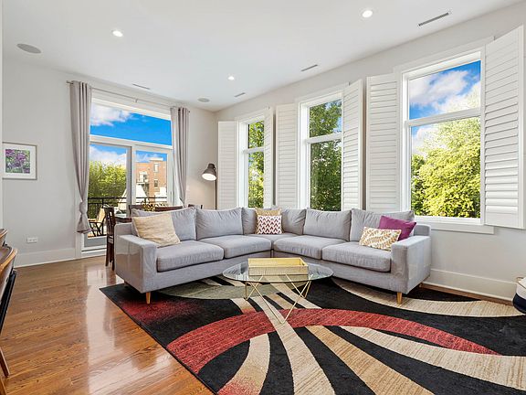 3rd image of 1740 W Cornelia Ave #303