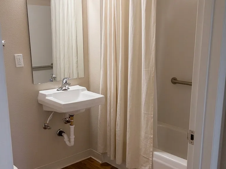 McKinney Manor — Photo 8