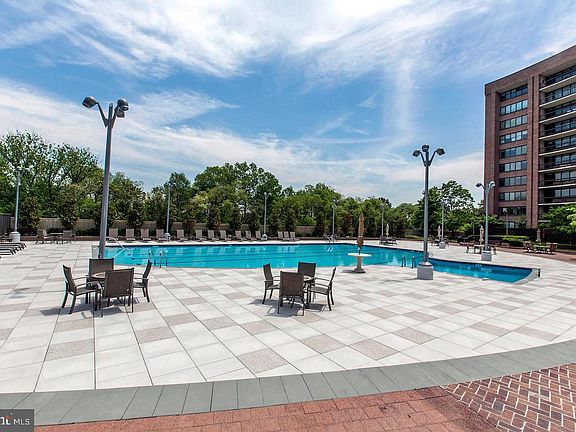 3rd image of 1805 Crystal Dr APT 816S