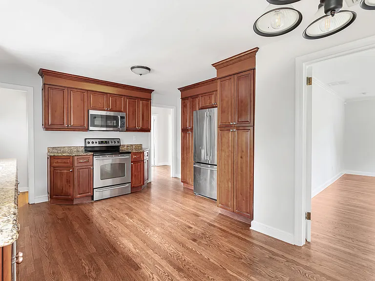 215 Bennett St — Photo 9