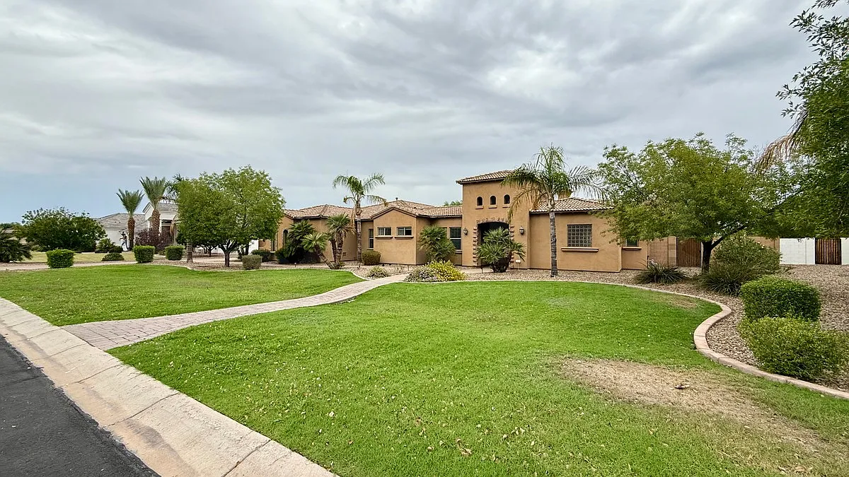 4 bed, 5.0 bath, 3703 sqft, $5,899 — Photo 3