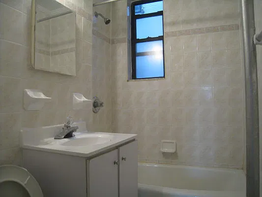Rented by Alexiou Realty | media 4