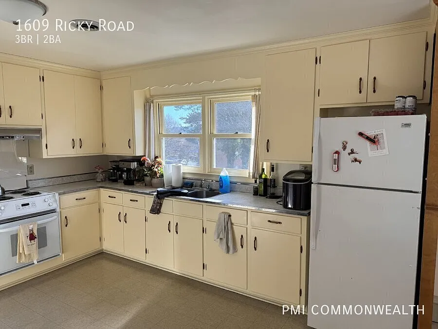 3 bed / 1.5 bath single family home (Available Now) — Photo 4